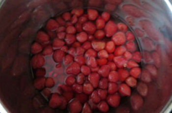 Erdbeermarmelade mit Stangenpfeffer